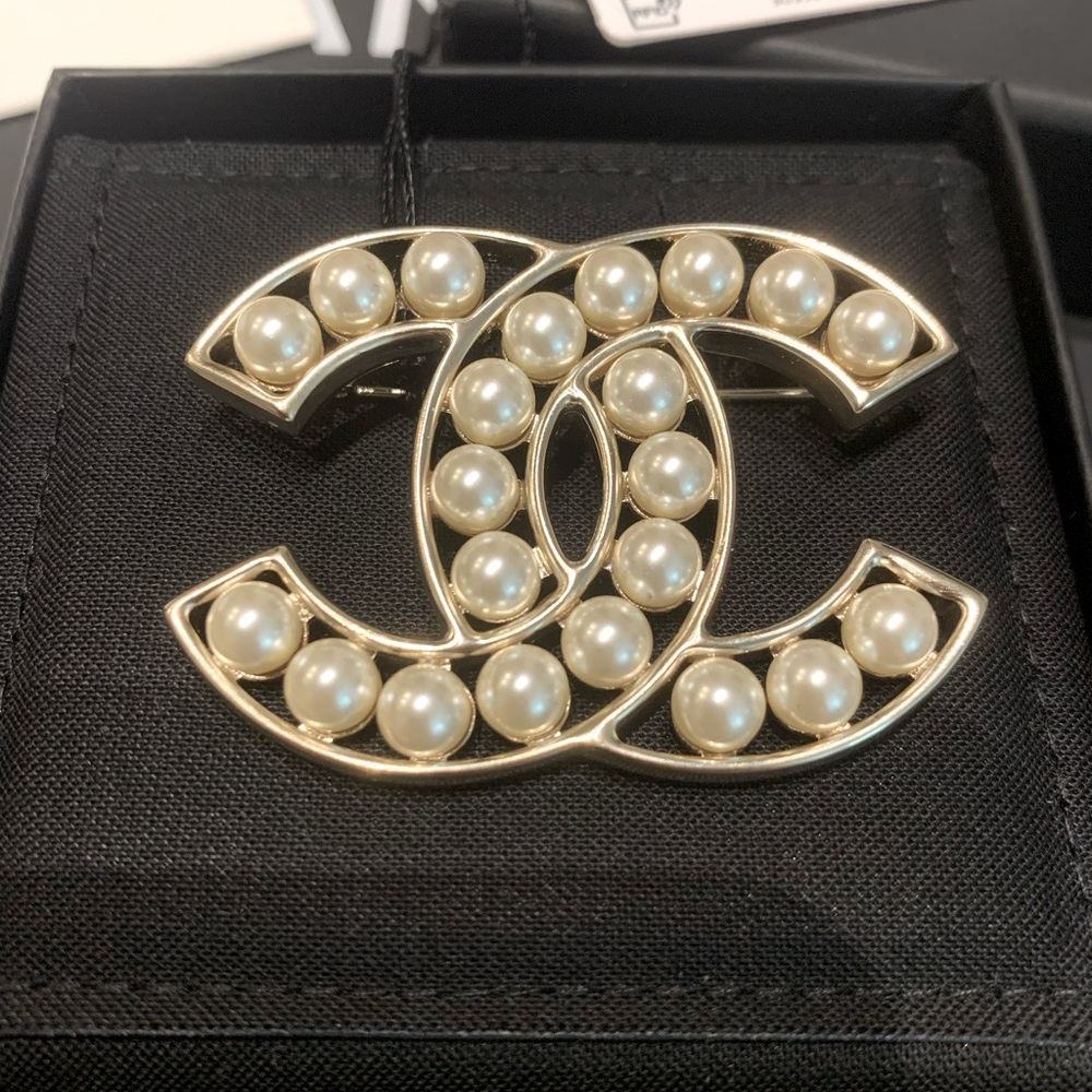 ❌SOLD❌ AUTHENTIC, NEW CHANEL Gold 21A Cc Golden Brooch Pearl